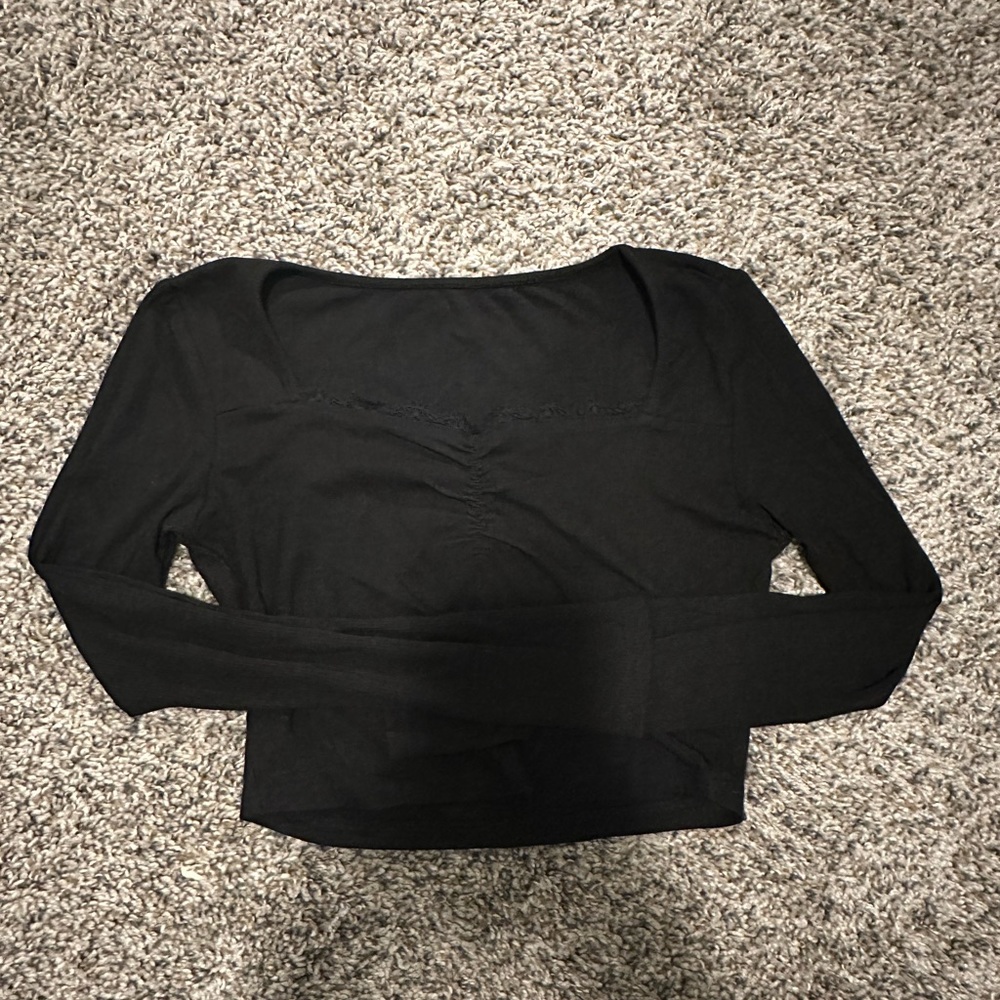 Long sleeve shirt with lace trim (cropped)
